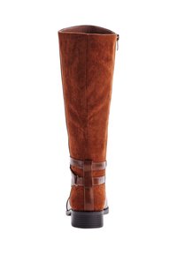 Bota de ante marrón hasta la rodilla con cremallera lateral, acentos de cuero y tacón apilado. Textura suave con un diseño sencillo.