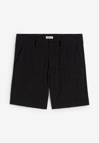Pantaloni shorts neri realizzati in un tessuto liscio. Presentano un frontale piatto, tasche laterali e una vita con passanti per cintura. Design classico e su misura.
