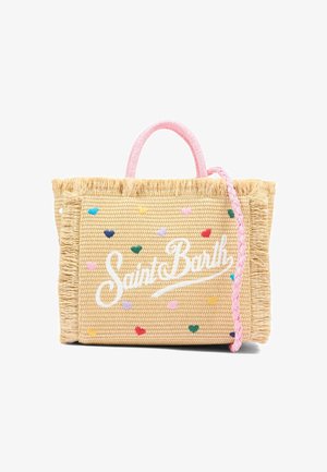 Sac fourre-tout en paille tissée avec des anses roses, des bords à franges, des motifs de cœurs multicolores et l'inscription blanche "Saint Barth" sur le devant.
