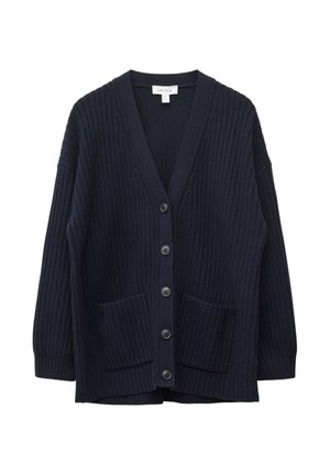 Mørk marineblå ribstrikket cardigan med fem knapper foran og to påsatte lommer foran, med V-hals og lange ærmer.