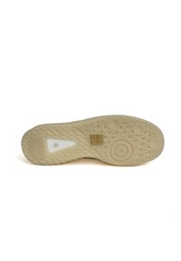 Suola di scarpa in gomma con un design testurizzato e decorato in beige, con un accento bianco e un dettaglio del marchio posizionato sul bordo.