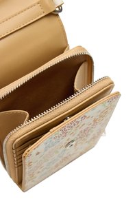 Brązowy portfel z faux skóry z tkaniną we wzór kwiatowy. Posiada wiele przegródek, zamek błyskawiczny oraz zapięcie na zatrzask. Teksturalne akcenty.