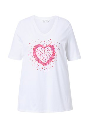 Valkoinen puuvillapaita, jossa on V-pääntie, ja joka esittelee vaaleanpunaisen sydämemen muotoisen kuvion, joka on tehty pienemmistä sydämistä eri sävyissä vaaleanpunaista. Lyhyet hihat.