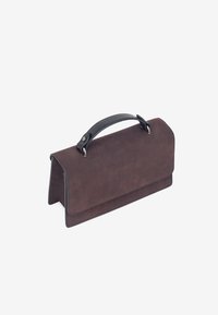 Σκούρο καφέ ορθογώνια τσάντα clutch με μαύρο πάνω χερούλι, κλείσιμο με καπάκι και απλές ραφές σε λευκό φόντο.