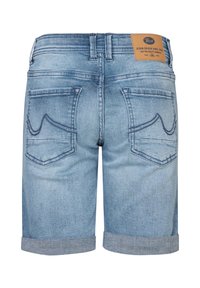 Shorts in denim blu chiaro, con risvolti, due tasche posteriori con dettagli di cucitura e un'etichetta in pelle marrone sul girovita.