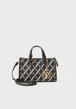 Μαύρη και κρεμ τσάντα με πλέξη, με δομημένο σχήμα, διπλές επάνω λαβές, χρυσά αξεσουάρ και διακοσμητικό λογότυπο. Περιλαμβάνει αποσπώμενη ιμάντα ώμου.