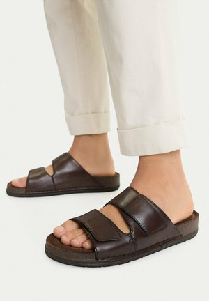 Lasocki, LASOCKI MEN'S FLIP-FLOPS BROWN - Pantolette flach - brown
