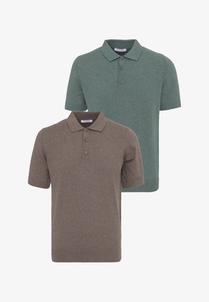 Kaks rohelises ja pruunis lühikeste varrukatega polosärki, millel on kolme nupuga plakeeritud disain ja pehme kootud kangas.