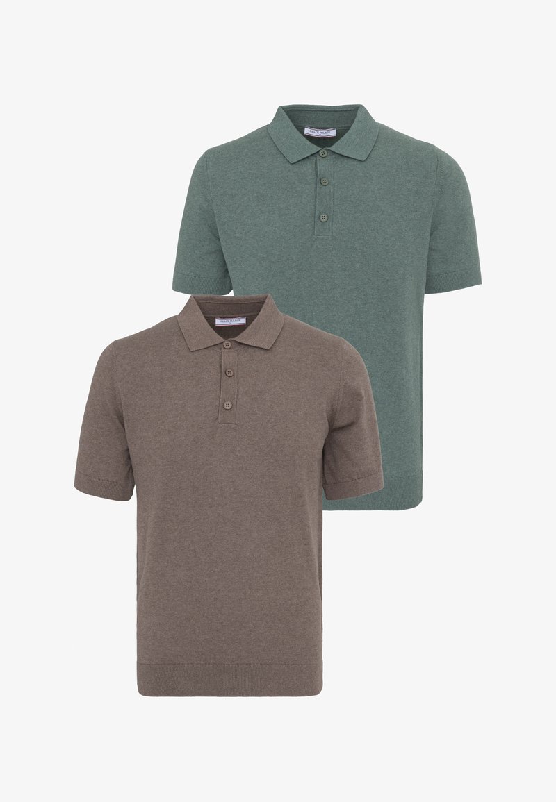 Zwei kurzärmelige Poloshirts in Grün und Braun mit Drei-Knopf-Leiste und weichem Strickstoff.