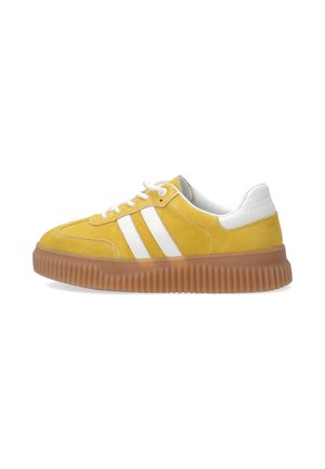 Gelbe Wildlederschuhe mit weißen Lederakzenten, drei weißen Streifen, runder Zehenpartie und einer braunen Gummisohle mit horizontalen Rillen.