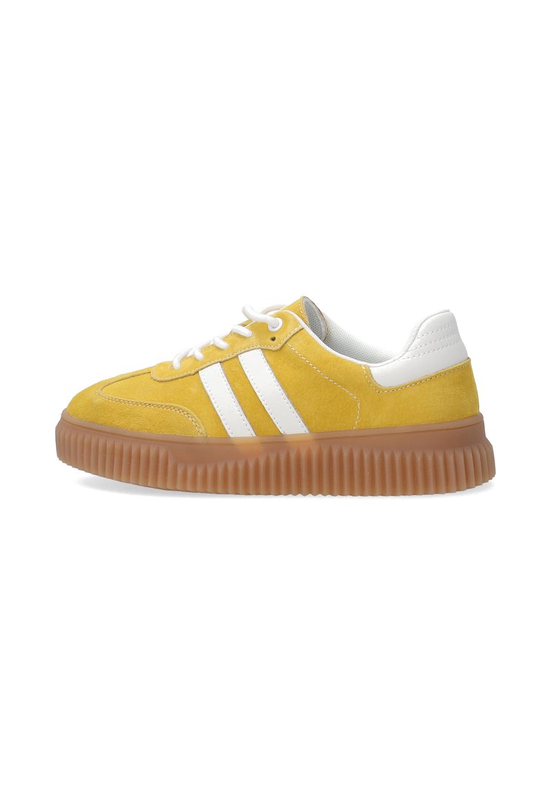 Gelbe Wildlederschuhe mit weißen Lederakzenten, drei weißen Streifen, runder Zehenpartie und einer braunen Gummisohle mit horizontalen Rillen.