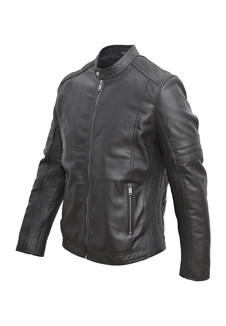 Chaqueta de motocicleta de cuero negra con cierre de cremallera en el frente, detalles acanalados en los hombros y los laterales, y dos bolsillos con cremallera en el frente. Acentos texturizados.