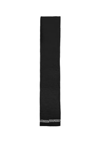 Bufanda negra con una textura suave, de forma rectangular larga, y un logo blanco contrastante de "Armani Exchange" en la base.