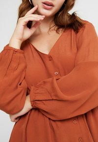 ONLY Petite Bluse - brown