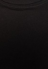 Černá žebrovaná bavlněná látka s designem kulatého výstřihu, charakterizovaná hladkou, rovnoměrnou texturou a mírným leskem. Detailní záběr zdůrazňuje vzor tkaní.