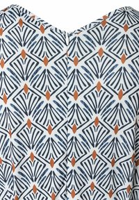 Weißer Stoff mit einem geometrischen Muster in Blau, Orange und Schwarz. V-Ausschnitt mit einer Schlüssellochöffnung hinten und glatter Textur.