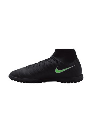 Schwarzer High-Top-Fußballschuh mit strukturierter Oberfläche, schwarzen Schnürsenkeln und grün-weißem Nike-Swoosh an der Seite.