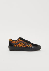 Sneaker neri con design a stampa leopardo in arancione e rosso, caratterizzati da una parte superiore in suede, lacci frontali e suola in gomma nera.