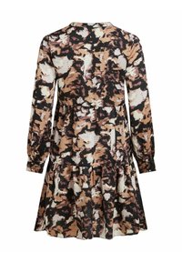 Robe à manches longues avec un imprimé abstrait multicolore présentant des nuances de marron, de blanc et de noir ; jupe évasée arrivant au-dessus du genou.