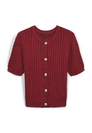 Cardigan corto a maniche corte di colore bordeaux con lavorazione a treccia, dotato di cinque bottoni argento e bordi a costine, posato su uno sfondo bianco.