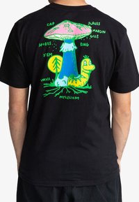 Černé tričko s barevným grafickým motivem houbového a kresleného housenky s označenými částmi. Design zahrnuje jasně zelené a růžové akcenty.