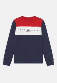 Marineblauwe trui met rode en witte horizontale strepen. Voorzien van het logo "TOMMY HILFIGER EST. 1985" aan de voorkant. Gemaakt van zacht materiaal.