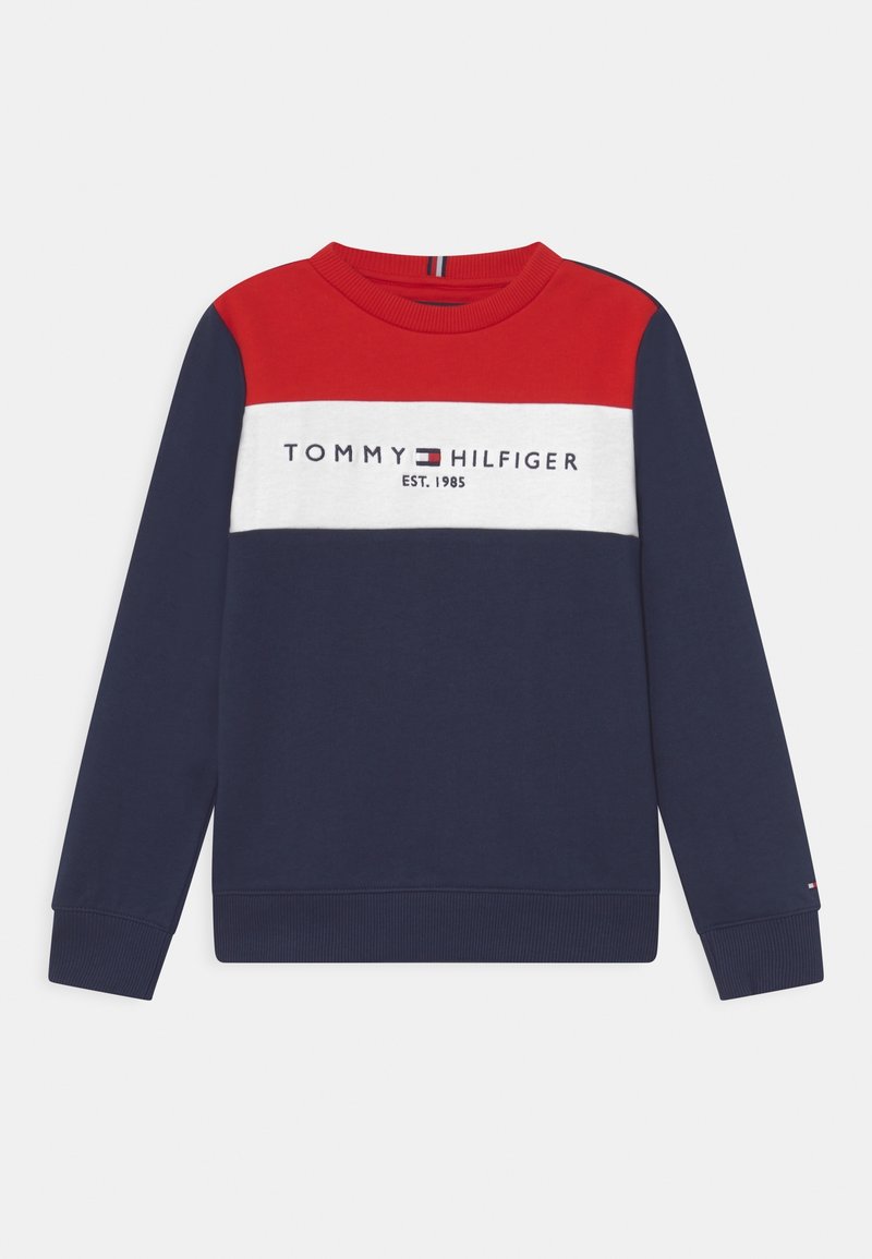 Marineblauwe trui met rode en witte horizontale strepen. Voorzien van het logo "TOMMY HILFIGER EST. 1985" aan de voorkant. Gemaakt van zacht materiaal.