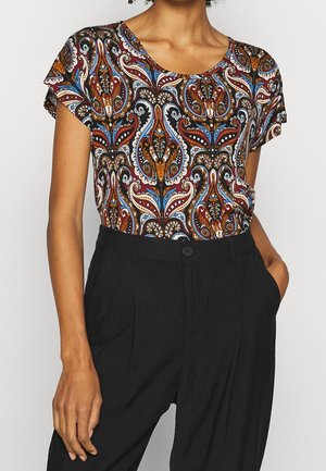 Kortærmet, mønstret skjorte med paisley-design i rød, blå og brun på en mørk baggrund, lavet af letvægtsstof.