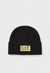 Beanie tricotat negru cu un croi ajustat. Prezintă o etichetă rectangulară aurie cu inscripția "EA7 EMPORIO ARMANI" pe față.
