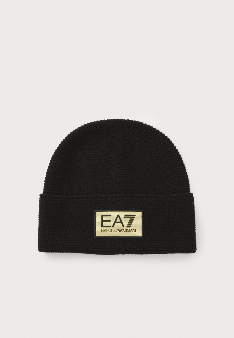 Beanie tricotat negru cu un croi ajustat. Prezintă o etichetă rectangulară aurie cu inscripția "EA7 EMPORIO ARMANI" pe față.