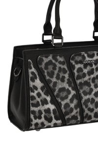 Borsa nera con superficie strutturata, dettagli con stampa leopardata grigia e sezioni nere a contrasto, ferrature argentate e doppi manici.