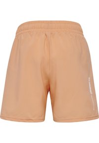 Pfirsichfarbene Sportshorts mit elastischem Bund, glatter Textur und weißem Branding an der Seite. In mittlerer Oberschenkellänge.