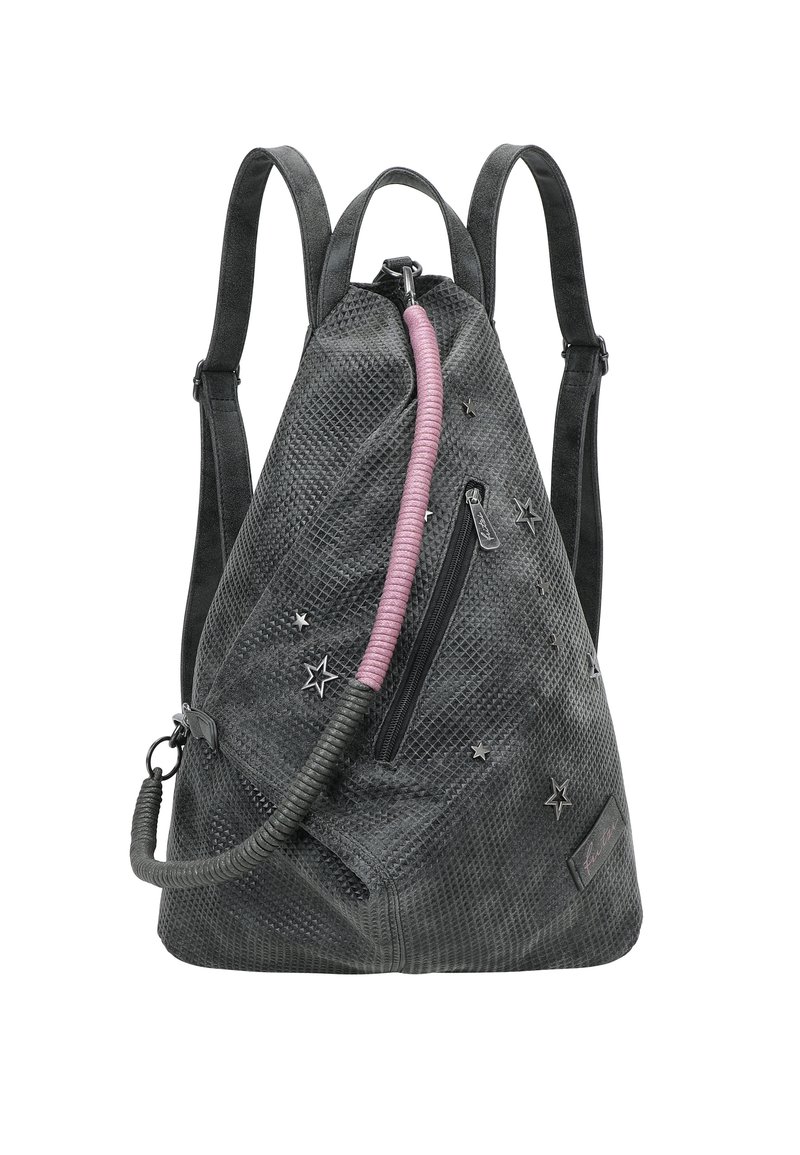 Sac à dos noir texturé de forme triangulaire, avec un accent en corde rose, des embellissements en étoile argentés et une poche zippée à l'avant.