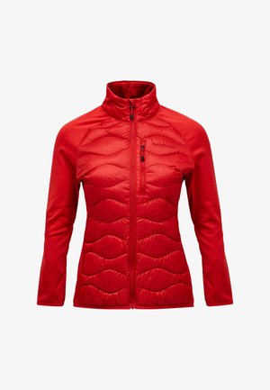 Veste hybride rouge avec fermeture zippée à l'avant, col montant, sections matelassées et manches lisses et extensibles. Motif ondulé remarquable sur le tissu.