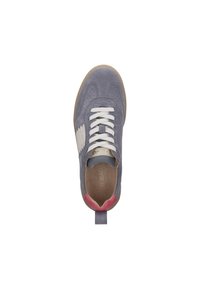 Baskets en suédine grise avec lacets blancs, semelle marron clair et détail de talon rose en contraste. Présentent un design perforé près de la zone des orteils.