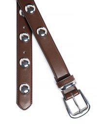 Bruine leren riem met vijf glanzende zilveren studs en een rechthoekige metalen sluiting. Gladde textuur met een tapse uiteinde.