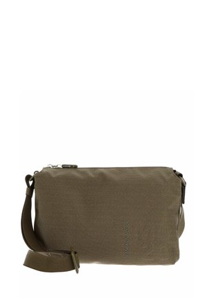 Olivgrüne Stofftasche mit strukturierter Oberfläche, Reißverschluss, verstellbarem Riemen und dezentem, seitlich geprägtem Logodetail.