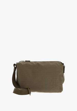 Olivgrüne Stofftasche mit strukturierter Oberfläche, Reißverschluss, verstellbarem Riemen und dezentem, seitlich geprägtem Logodetail.