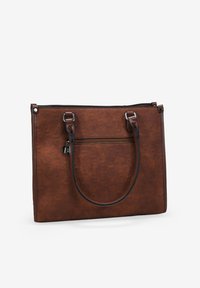 Bolso tote de cuero marrón con un patrón geométrico en relieve, dos asas de hombro y un bolsillo con cremallera en la parte frontal. Textura suave y forma estructurada.