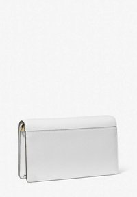 Bolso de mano rectangular de cuero blanco con superficie texturizada y herrajes metálicos en tono dorado a los lados, presentado sobre un fondo liso.