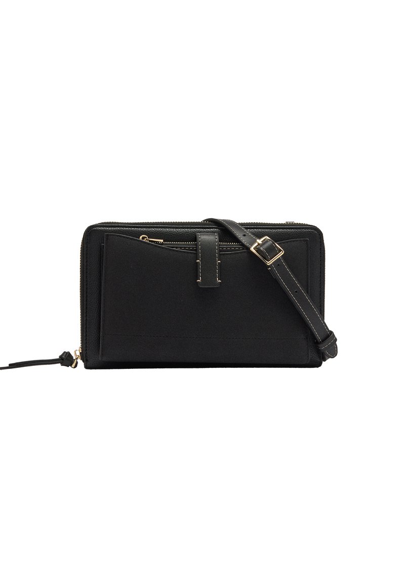 Czarny portfel z zamknięciem na zamek błyskawiczny, z przednią kieszenią i regulowanym paskiem. Teksturowana tkanina i gładkie skórzane akcenty.