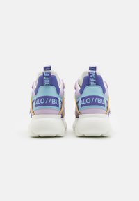 Sportowe sneakersy w kolorach białym, purpurowym i niebieskim. Zaprojektowane z siateczki i materiałów syntetycznych, z grubymi podeszwami i uchwytami.