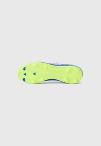 Scarpini da calcio blu con suola giallo-verde dotata di tacchetti modellati per una maggiore trazione. Il design enfatizza le prestazioni e la stabilità durante il gioco.