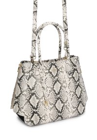 Bolso con patrón de piel de serpiente en blanco y negro, dos asas cortas, una correa de hombro desmontable y detalles de cremallera dorada.