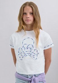 Weißes, kurzes T-Shirt mit einem mehrfarbigen, gestickten Totenkopf- und Knochenmotiv sowie bunten Stickereien an den Ärmeln.