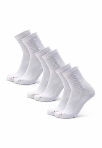 Cinq paires de chaussettes en coton blanc avec des bords côtelés et des orteils renforcés. Chacune a un petit accent rouge au talon pour identification.