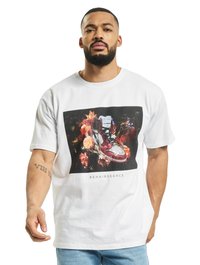 Tricou alb cu guler rotund, prezentând o imprimare grafică colorată cu flori și o pereche de pantofi sport, având textul "RENAISSANCE" în partea de jos.