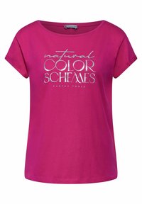 Fuchsie tričko s krátkým rukávem vyrobené z bavlny, s metalickým stříbrným potiskem, který říká "přirozené barevné schémy, přírodní tóny."
