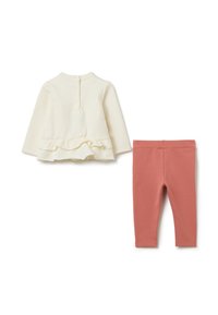 Crème langemouwen baby top met knopen aan de achterkant en een ruchesrand, gecombineerd met lichtroze nauwsluitende baby legging op een witte achtergrond.