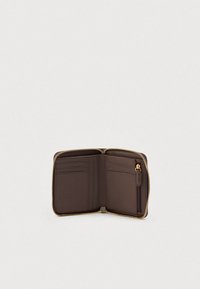 Μικρό καφέ δερμάτινο πορτοφόλι ανοιχτό, που δείχνει πολλές υποδοχές για κάρτες και μια τσέπη για κέρματα με φερμουάρ και χρυσό φερμουάρ.